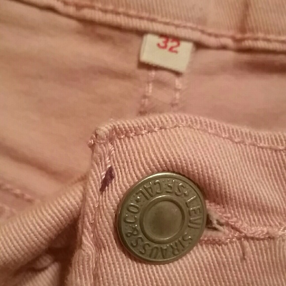 Womens size 32 pink Levis shorts - Picture 3 of 4